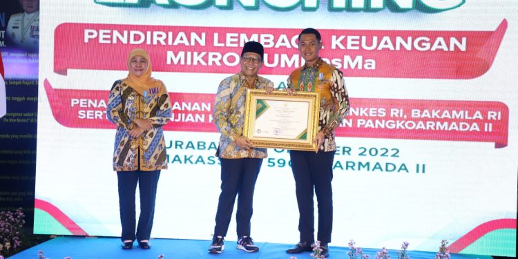 Bupati Tuban Terima Penghargaan Dari Mendes PDTT RI