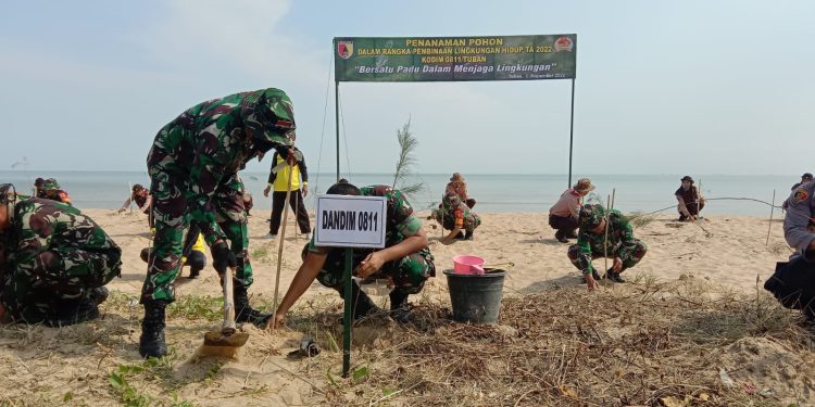 Ciptakan Kesejukan Laut, Dandim 0811 Tuban Dan Forkopimca Bersama SWK Serta Elemen Masyarakat Tanam Cemara Di Desa Margosuko Kecamatan Bancar ﻿