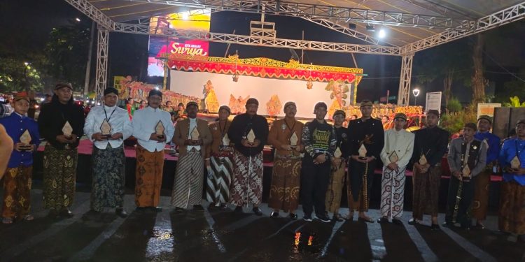 Ketua Wakomindo Diwakilkan Ketua bIdang Hukum Membuka Pagelaran  Wayang Kulit