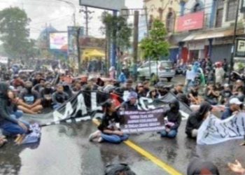 Meminta Usut Tuntas Tragedi Kanjuruhan, Ribuan Aremania Blokade Jalan Strategis Malang Raya
