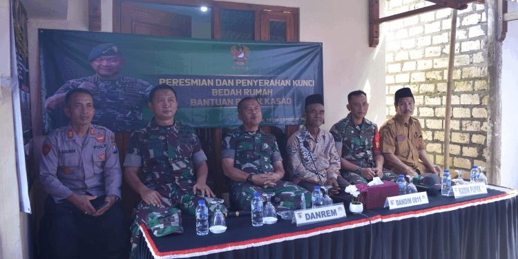 Dampingi Danrem 082/CPYJ, Dandim 0811 Tuban Ikuti Vicon Peresmian dan Penyerahan Bedah Rumah Tidak Layak Huni Bantuan dari Kasad
