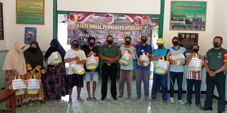Aksi Sosial Koramil 0811/12 Bancar Tuban Berikan Paket Sembako Kepada Warga Kurang Mampu