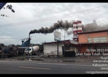 Asap Hitam Mengepul Dari Cerobong PT. SWJ Group Cemari Udara