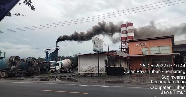 Asap Hitam Mengepul Dari Cerobong PT. SWJ Group Cemari Udara