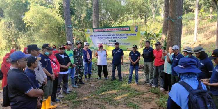 Cegah Erosi, BKPH Plumpang Tuban ,Tanam Pohon Dalam Memperingati Desa Asri Dan Rimbawan