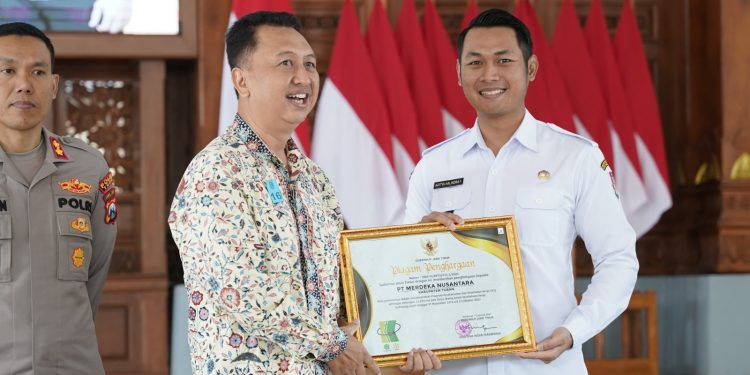 Bupati Tuban Serahkan Penghargaan K3 Kepada 39 Perusahaan
