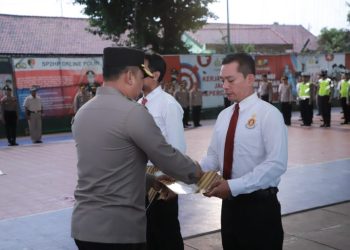 Kapolres Kediri Beri Penghargaan 13 Personil Satresnarkoba
