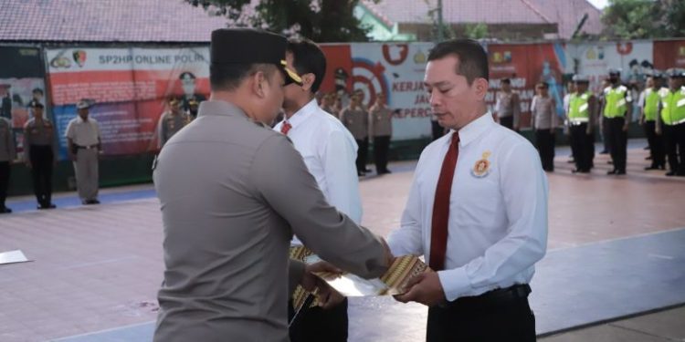 Kapolres Kediri Beri Penghargaan 13 Personil Satresnarkoba