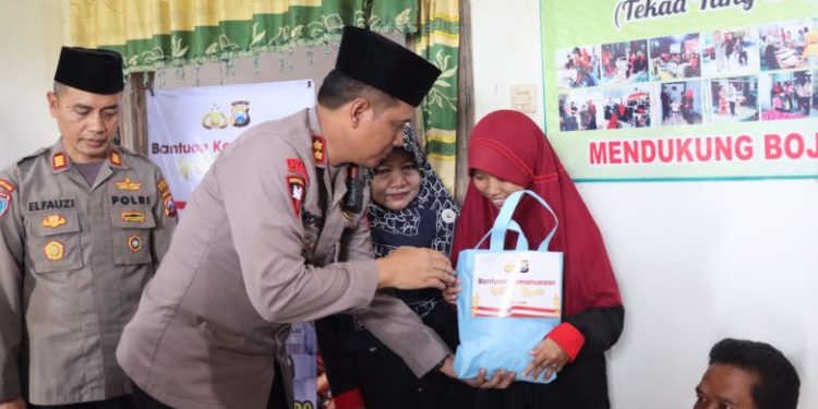 Kapolres Bojonegoro Salurkan Bansos Kepada Penyandang Disabilitas