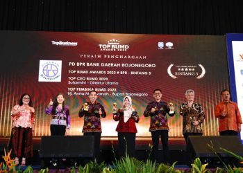 Bupati Anna Terima Penghargaan Kategori TOP Pembina BUMD 2023