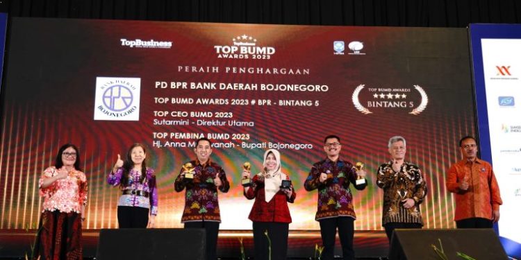 Bupati Anna Terima Penghargaan Kategori TOP Pembina BUMD 2023