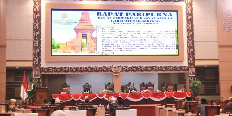 Bupati Ikfina Sampaikan Langsung Jawaban Terkait 3 Raperda di Rapat Paripurna DPRD Kabupaten Mojokerto