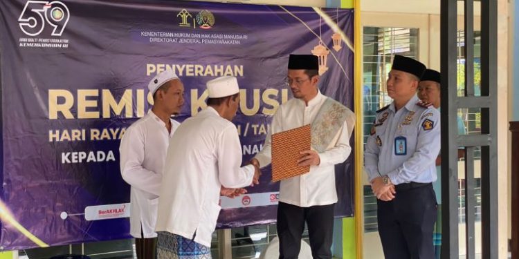 Saat Momen Idul Fitri, Kadiv Administrasi Kanwil Kemenkumham Jatim Serahkan SK Remisi Khusus Kepada 132 Napi