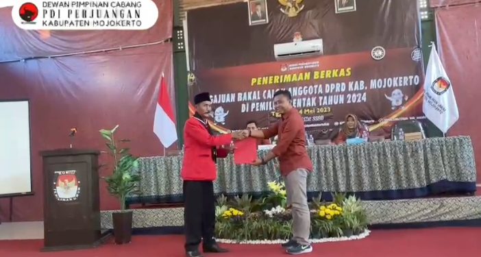 Partai Demokrasi Indonesia Perjuangan Daftarkan Calegnya Sebanyak 50 Orang Ke KPUD Kabupaten Mojokerto