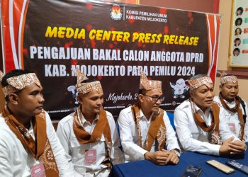 Saat Pendaftaran Bacaleg Partai Gerindra Anna Purnama Gauri S.I.Kom Kenakan Blangkon