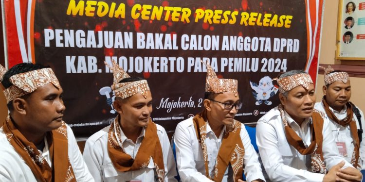 Saat Pendaftaran Bacaleg Partai Gerindra Anna Purnama Gauri S.I.Kom Kenakan Blangkon