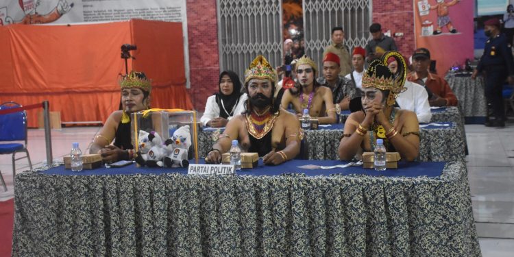 Berkostum Wayang Orang, Partai Kebangkitan Nasional Daftarkan Bacalegnya
