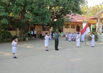 Bentuk Kedisiplinan Sejak Dini, Babinsa Koramil 0811/12 Bancar Tuban Pimpin Upacara Bendera ﻿