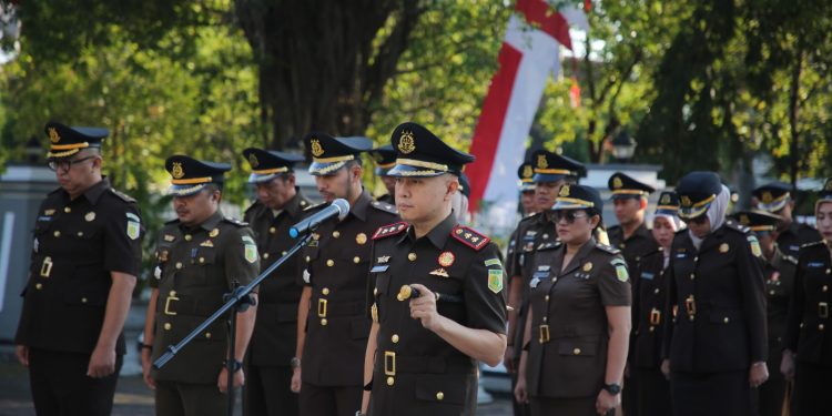 Rangkaian Peringatan HBA dan HUT IAD, Kejari Tuban ziarah di Makam Pahlawan