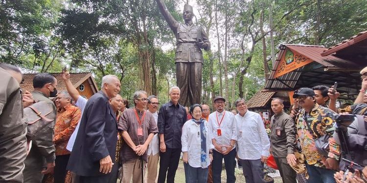 Ganjar Dampingi Megawati Resmikan Patung Bung Karno Setinggi 7 Meter di Kaki Gunung Merapi