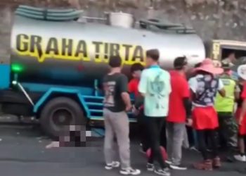 Diduga Rem Blong Truk Tangki Air Tabrak Kendaraan dan Pengunjung Karnaval Akibatkan Korban Jiwa