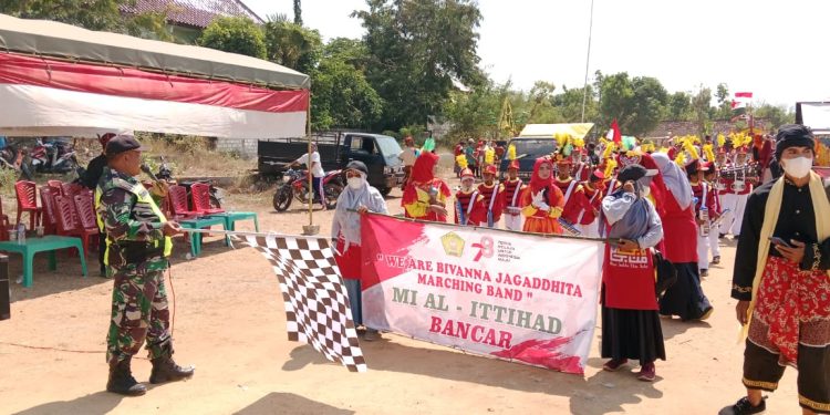 Demi Kelancaran Acara, TNI-Polri Bancar Tuban Amankan Karnaval Umum