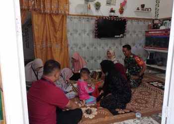 Kepedulian Tentang Kesehatan Warganya, Babinsa Bersama Tim Medis Bancar Tuban Terjun Langsung Ke Lapangan  ﻿