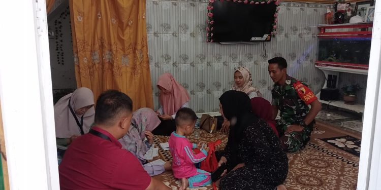 Kepedulian Tentang Kesehatan Warganya, Babinsa Bersama Tim Medis Bancar Tuban Terjun Langsung Ke Lapangan  ﻿