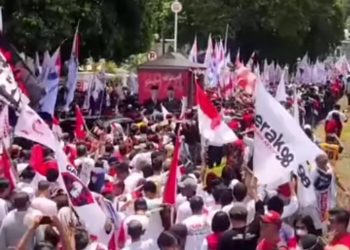 Ganjar Mahfud Daftar KPU Naik Truk Logistik