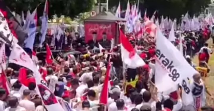 Ganjar Mahfud Daftar KPU Naik Truk Logistik