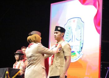 Gubernur Jatim Sematkan Lencana Pancawarsa Kepada Bupati Tuban