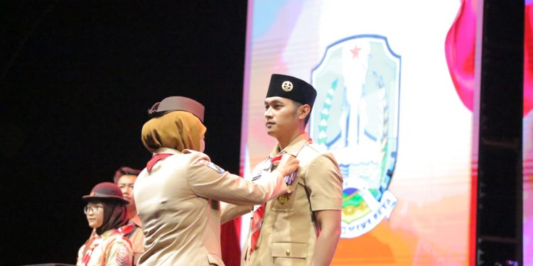 Gubernur Jatim Sematkan Lencana Pancawarsa Kepada Bupati Tuban