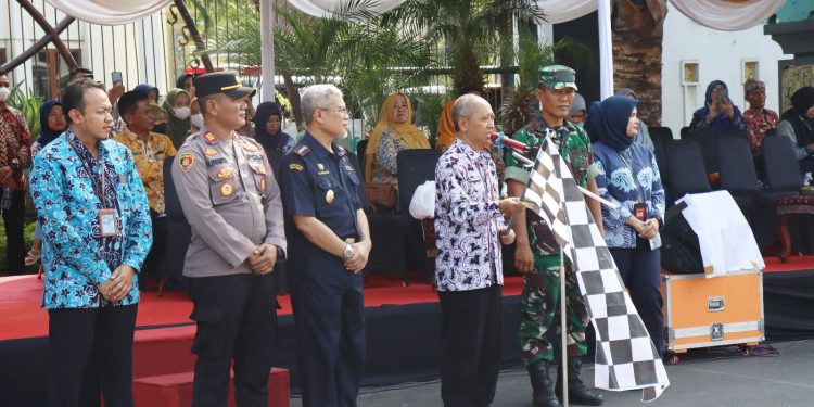 Peringati HJT ke 730, Satpol – PP Tuban Sosialisasikan Gerakan Gempur Rokok Ilegal dengan Festival Drumband