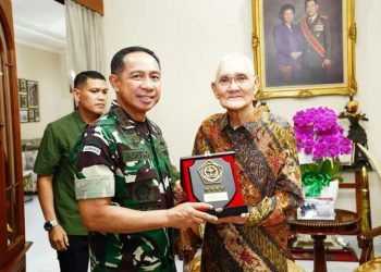 Panglima TNI Kunjungi Jenderal TNI (Purn) Try Sutrisno
