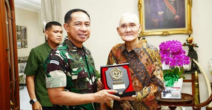 Panglima TNI Kunjungi Jenderal TNI (Purn) Try Sutrisno