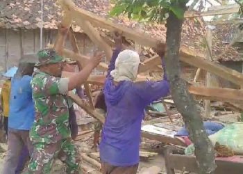 Bersinergi Bersama Rakyat, Babinsa Koramil 0811/Bancar Tuban Bantu Bangun Rumah Warga