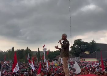 Ganjar Pranowo dan Masyarakat Tuban Menyatu Dalam Guyuran Hujan Lebat