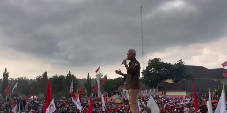 Ganjar Pranowo dan Masyarakat Tuban Menyatu Dalam Guyuran Hujan Lebat