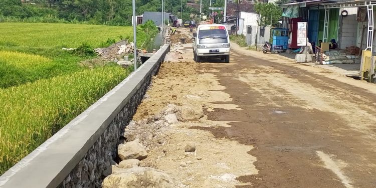 Pelebaran Jalan Sekargadung-Kesemen Kecamatan Pungging Sudah Berjalan