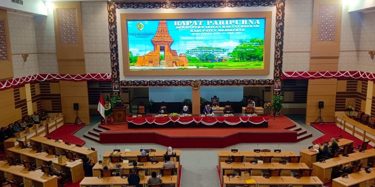 Rapat Paripurna DPRD Kabupaten Mojokerto  Terhadap Dua Raperda Inisiatif