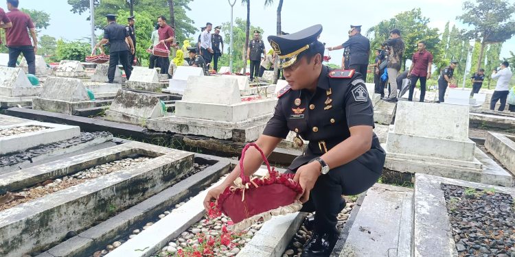 Peringati Hari Bakti Pemasyarakatan Ke-60 Tahun 2024, Lapas Kelas IIB Jombang Kanwil Kemenkumham Jatim Laksanakan Upacara Tabur Bunga