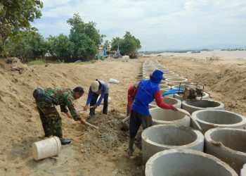 Cegah Abrasi Pantai, Desa Boncong Bancar Tuban Bangun Tanggul Laut