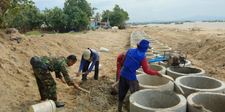 Cegah Abrasi Pantai, Desa Boncong Bancar Tuban Bangun Tanggul Laut