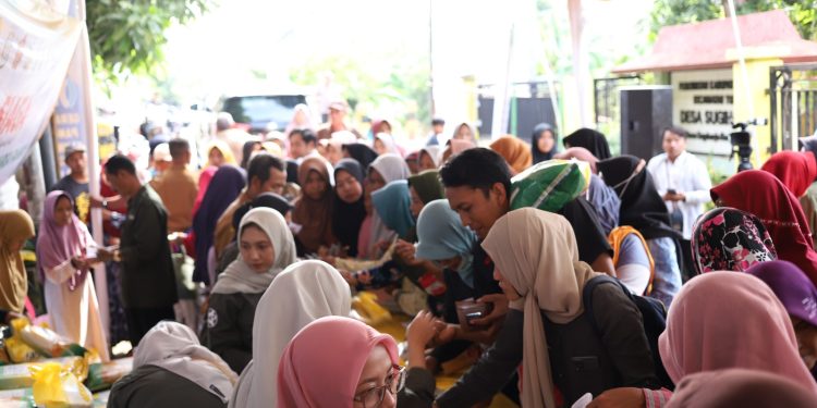 GERAKAN PANGAN MURAH KEMBALI DIGELAR WARGA SERBU BALAI DESA SUGIHARJO