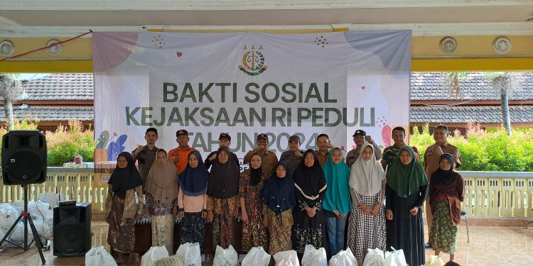 LAKSANAKAN PROGRAM KEJAKSAAN RI PEDULI, KEJARI TUBAN SALURKAN 1300 PAKET SEMBAKO