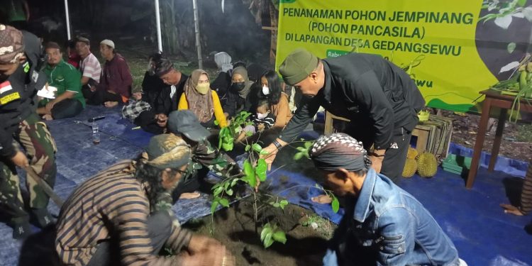 Kegiatan masyarakat adat dan penanaman pohon pancasila kelurahan Gedangsewu