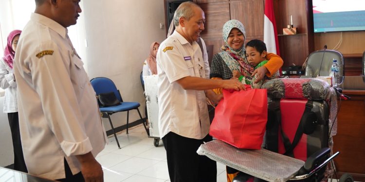 Penyandang Disabilitas Terima Bantuan Atensi Dari Pemkab Tuban dan Sentra Margo Laras Kemensos