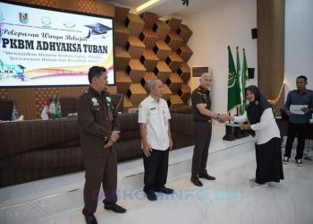 KAJARI TUBAN DAN SEKDA TUBAN MEWISUDA 161 WARGA BELAJAR PKBM ADHYAKSA TUBAN