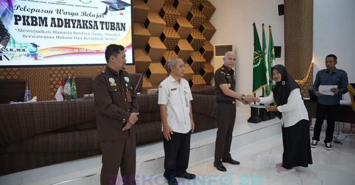 KAJARI TUBAN DAN SEKDA TUBAN MEWISUDA 161 WARGA BELAJAR PKBM ADHYAKSA TUBAN