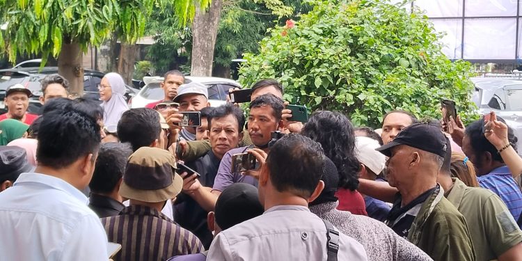 Diduga Uang Sewa Kios Digelapkan Masyarakat Ancam Demo Besar – besaran